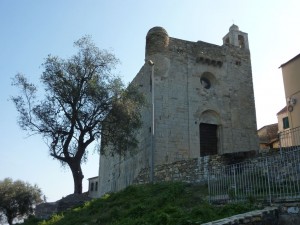 Lingueglietta - Chiesa-Fortezza di San Pietro